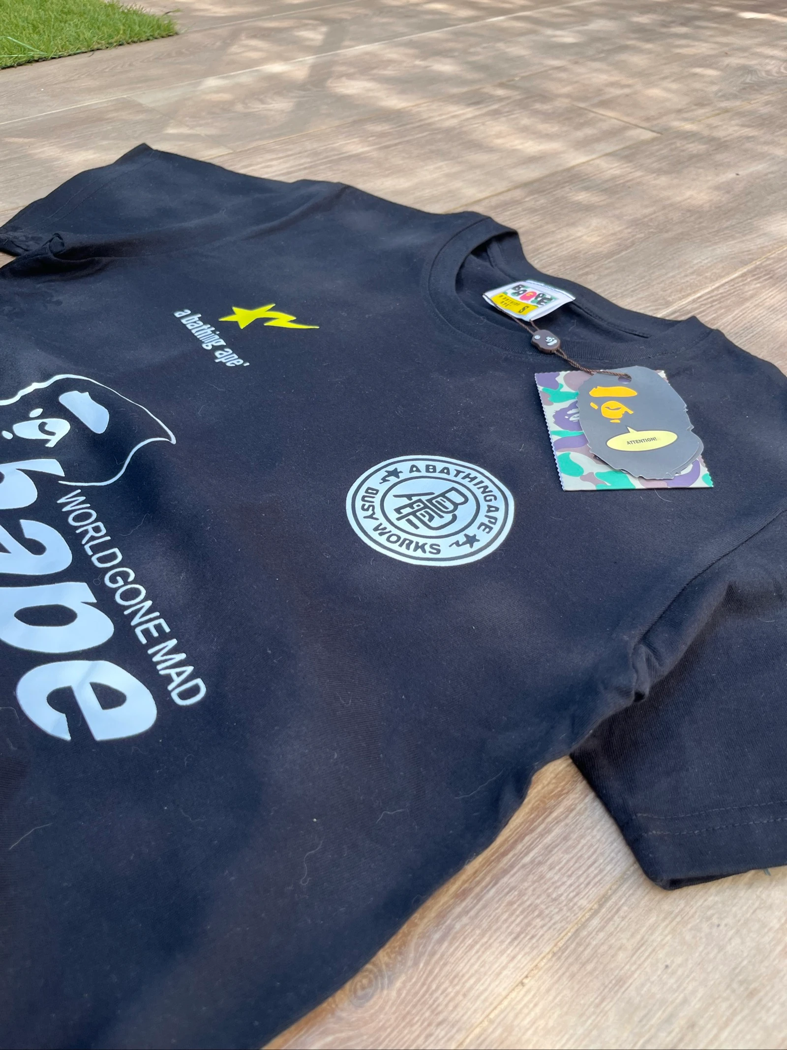 Camiseta BAPE | World Gone Mad | Preta | Tamanho P – photo 3